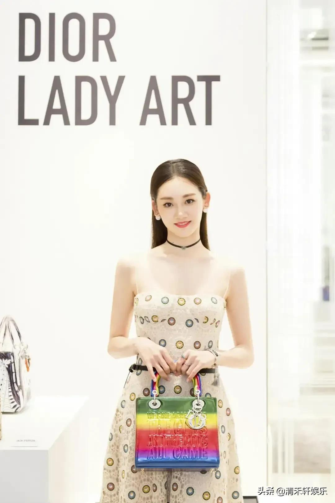 苗苗长发披肩时，更温婉动人。羡慕郑恺，娶到漂亮的老婆回家