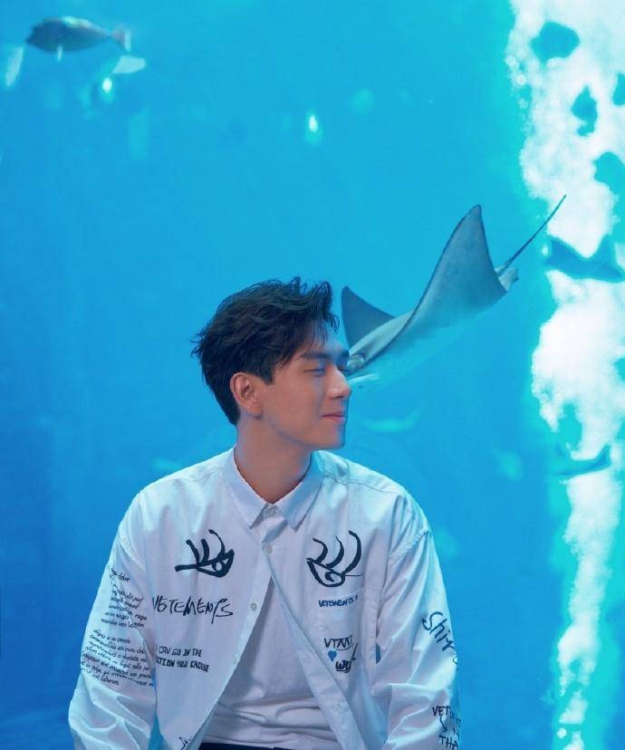 穿“白衬衫”的10位男星，个个“白衣胜雪”，气质干净