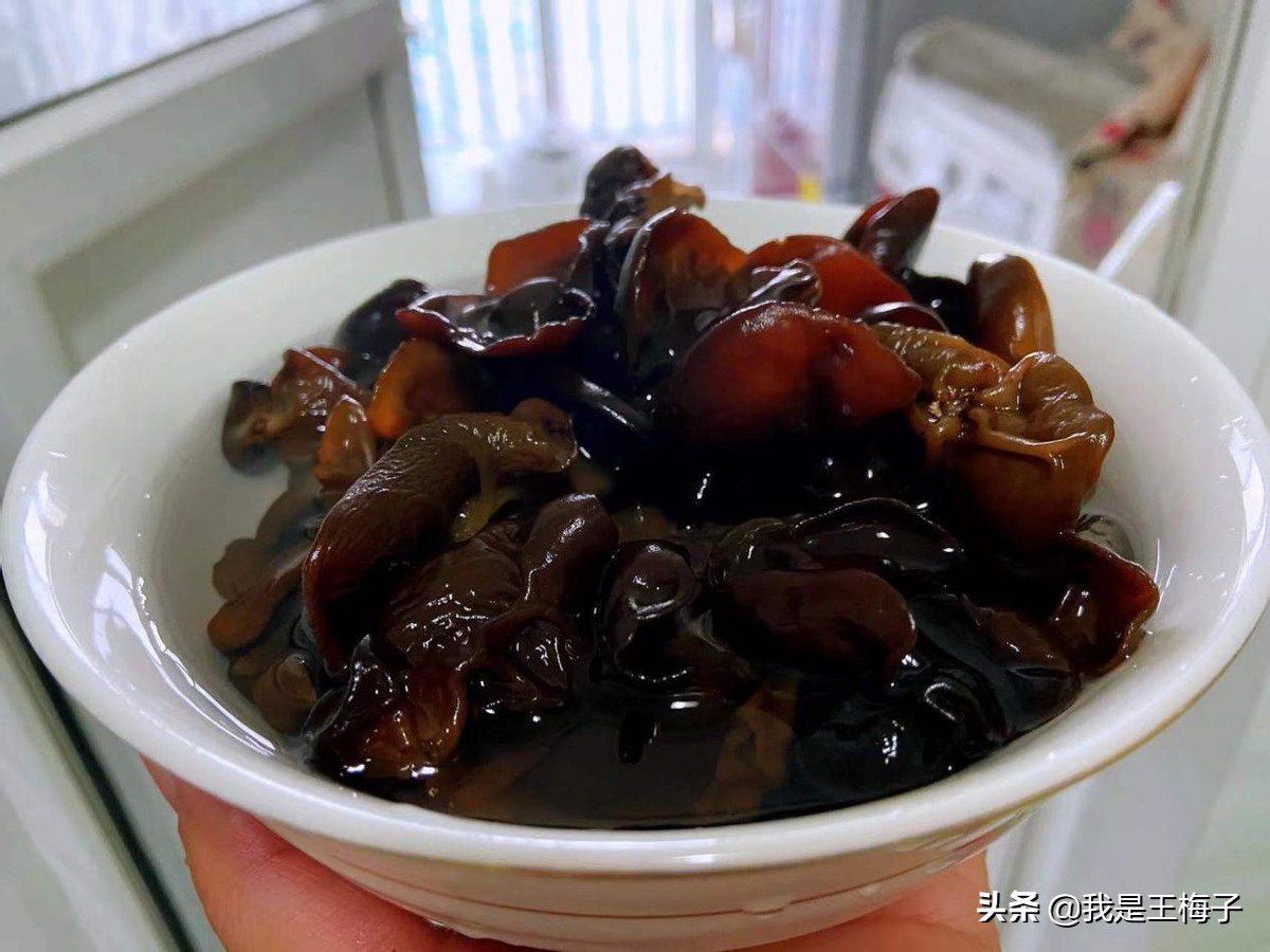 马上要过年，教你用2分钟快速泡发香菇、木耳等干货，实用还简单