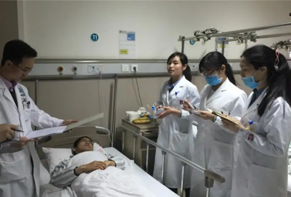 医学类院校排行榜，协和医院排名创新低，榜首是“黑马”逆袭