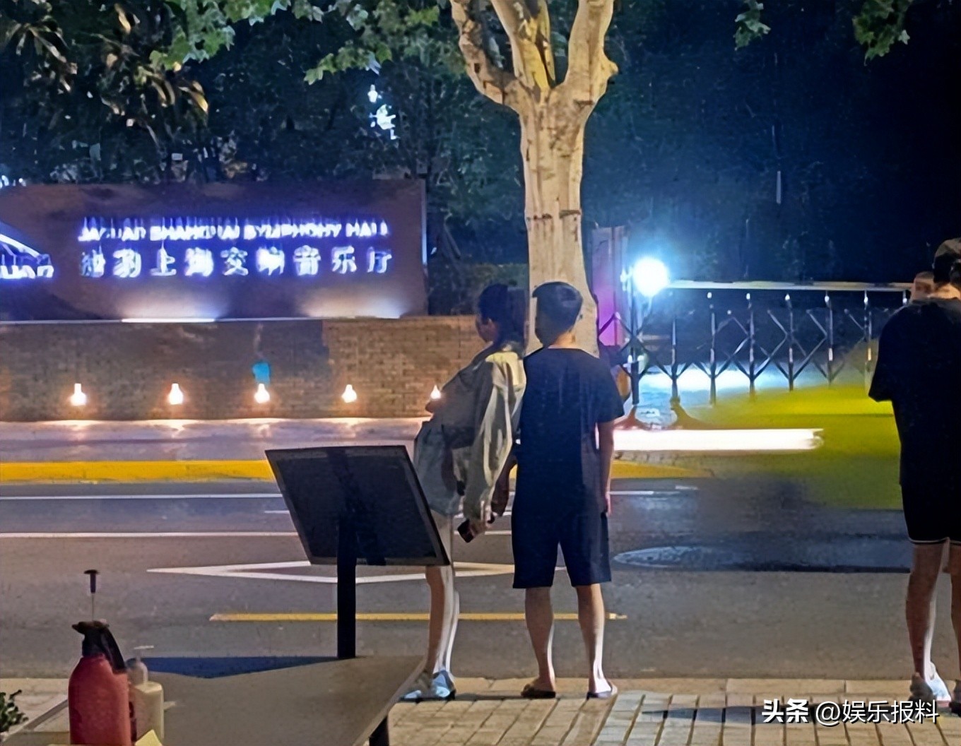 比郭碧婷幸福？奚梦瑶何猷君街头被偶遇，细节暴露感情状态