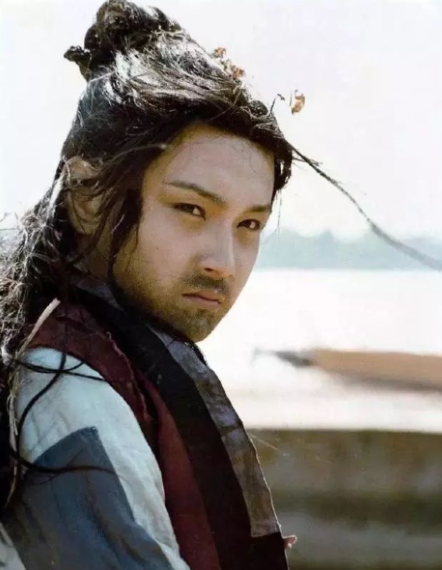 明确不过了,贾家最终落得个大厦倾倒的结局,身为荣国府"活龙"的贾宝玉