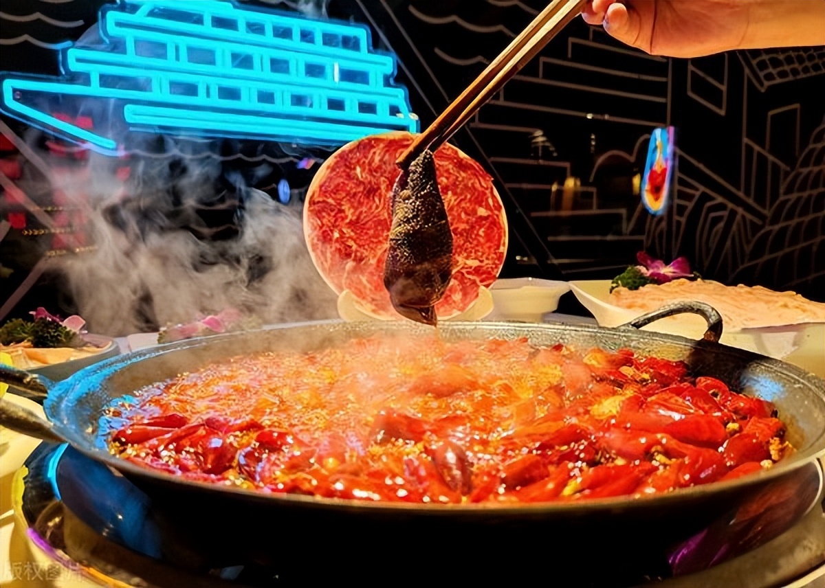 成都火锅店利用“免费送啤酒”，一年盈利160万，这套路值得借鉴