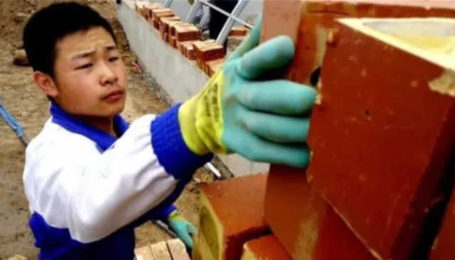 搬砖男孩高考620分，工地收到录取通知书，如今成边防排长