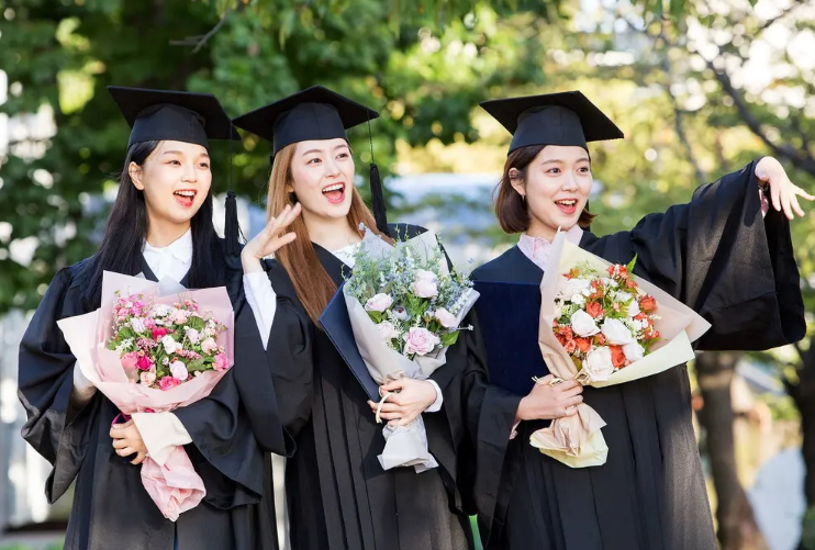 毕业典礼上的“神秘力量”，各高校请出学术权杖，网友看后羡慕了