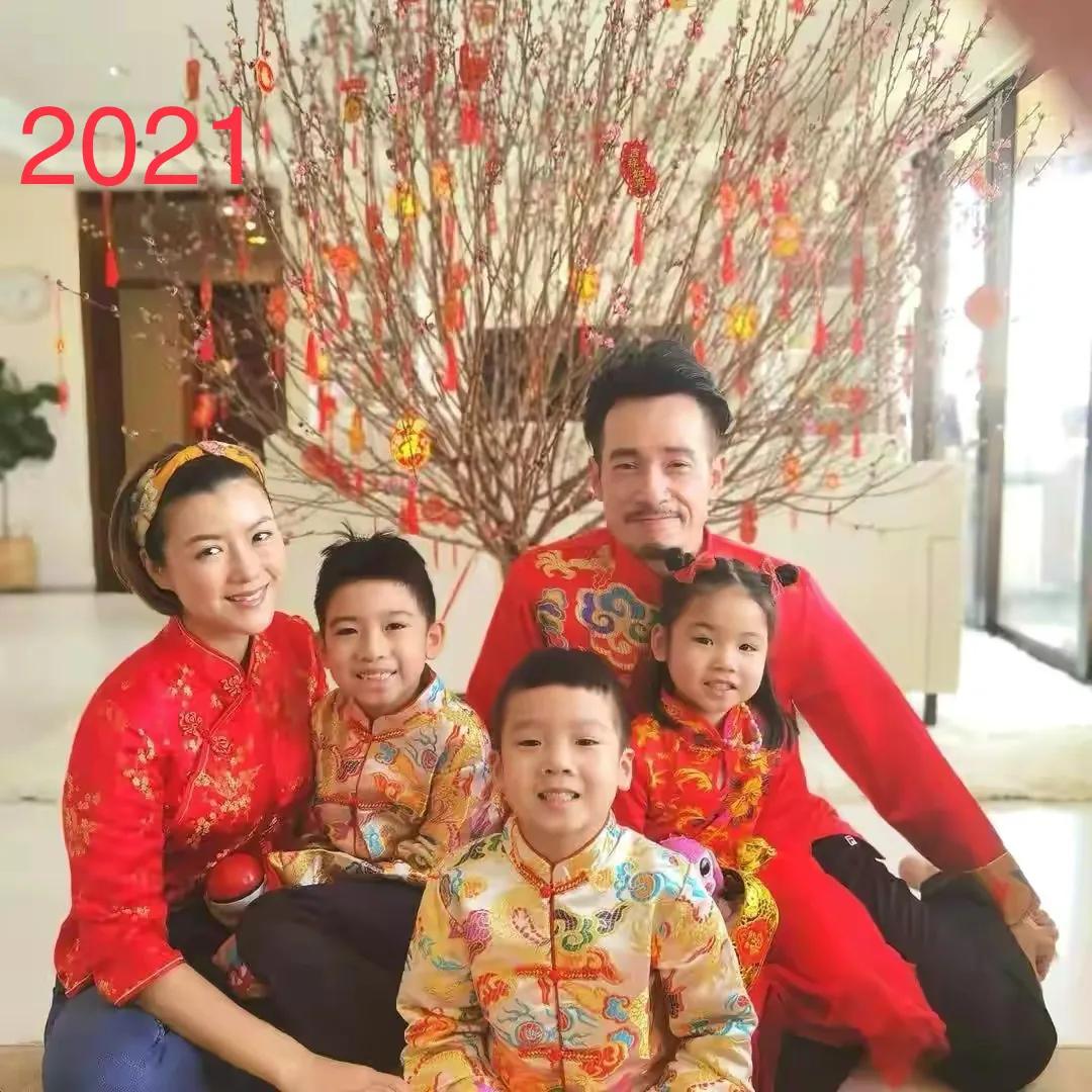 陈茵媺连续5年拍同款新年全家福，记录幸福生活，一家五口超幸福