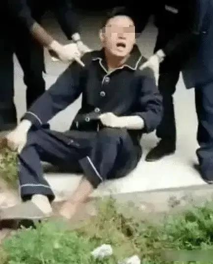 重庆两幼童坠亡案，恶父赖女友割腕相逼，女友却狡辩是他误会了