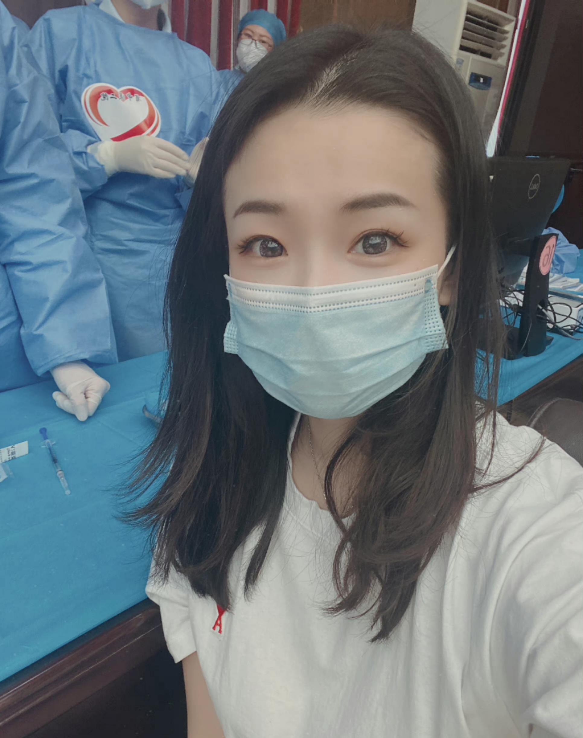 楊鳴妻子個人資料（楊鳴妻子曬9年前合影！手握彩禮卡相識1年便結婚，兩人容顏無變化）
