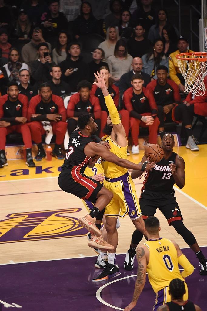 李宁哪些球鞋nba同款(三枚总冠军戒指后卫韦德！NBA赛场上穿了哪些李宁全城7代？)