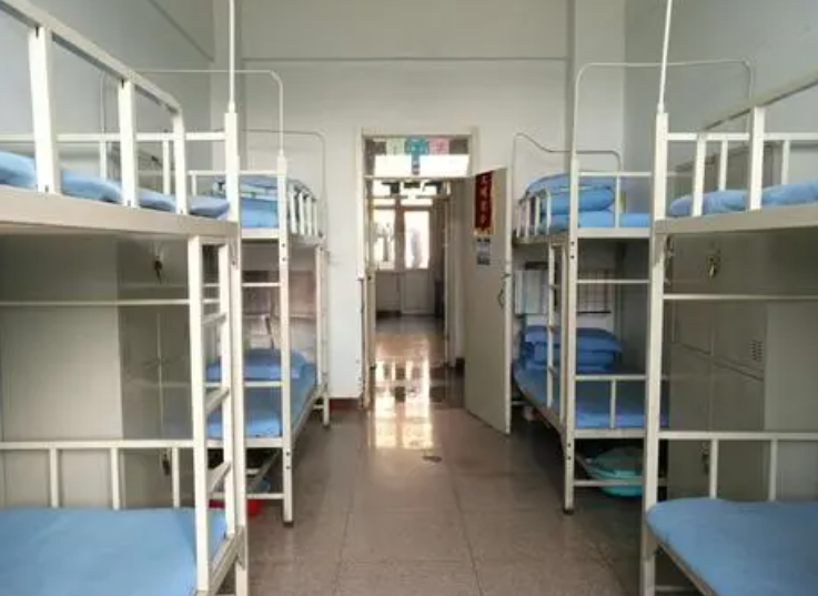 江苏某高校宿舍遭“强征”？学生物品被搬离，网友：学生怎么办