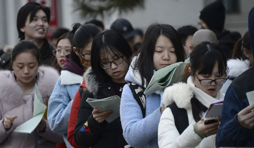 南京某高校女生，穿丝袜短裙考试引热议，学生表态：21世纪了