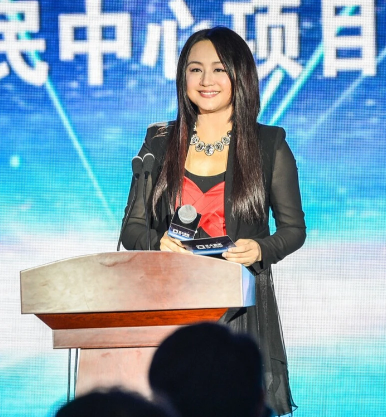 8位红极一时的央视主持人现状，61岁未婚，直播带货，身家过亿