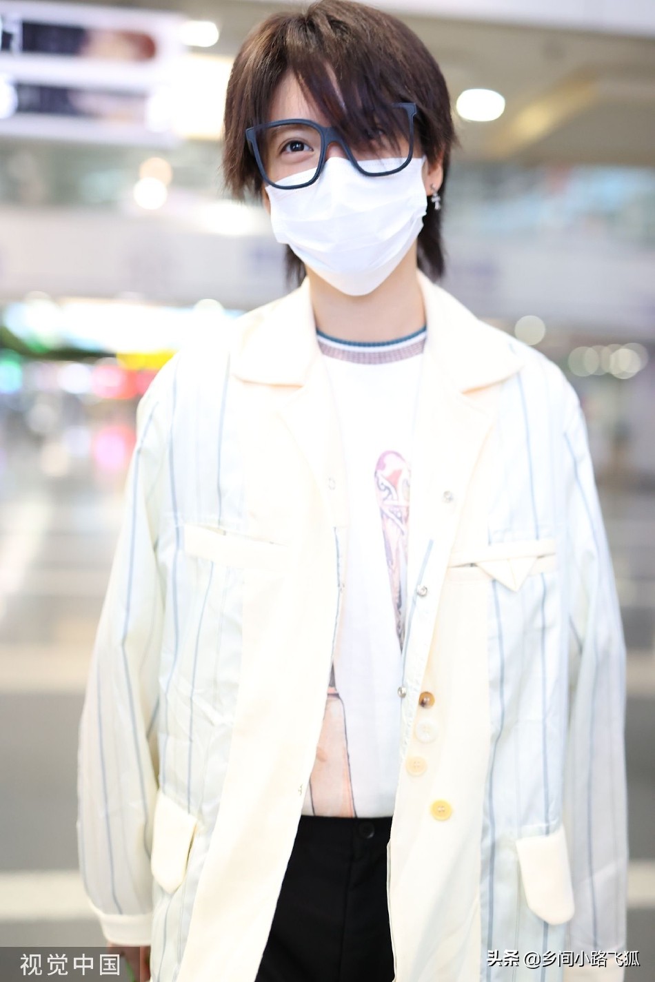 林凡刘海遮面现身机场 穿宽大外套戴框架眼镜显低调