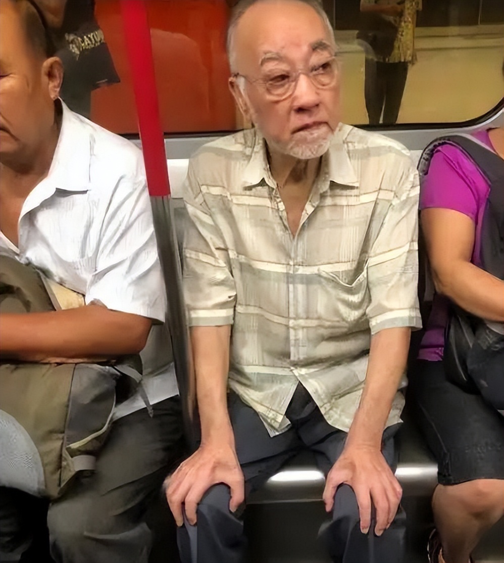 76岁的广州演员卢海潮,一直视哥哥卢海鹏为榜样的他晚年更幸福