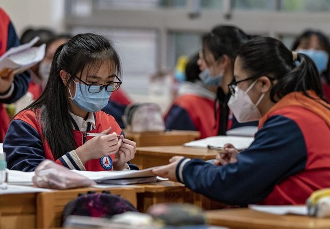 “双减”升级，高中生步入中小学生后尘，不公布成绩也不能补课？