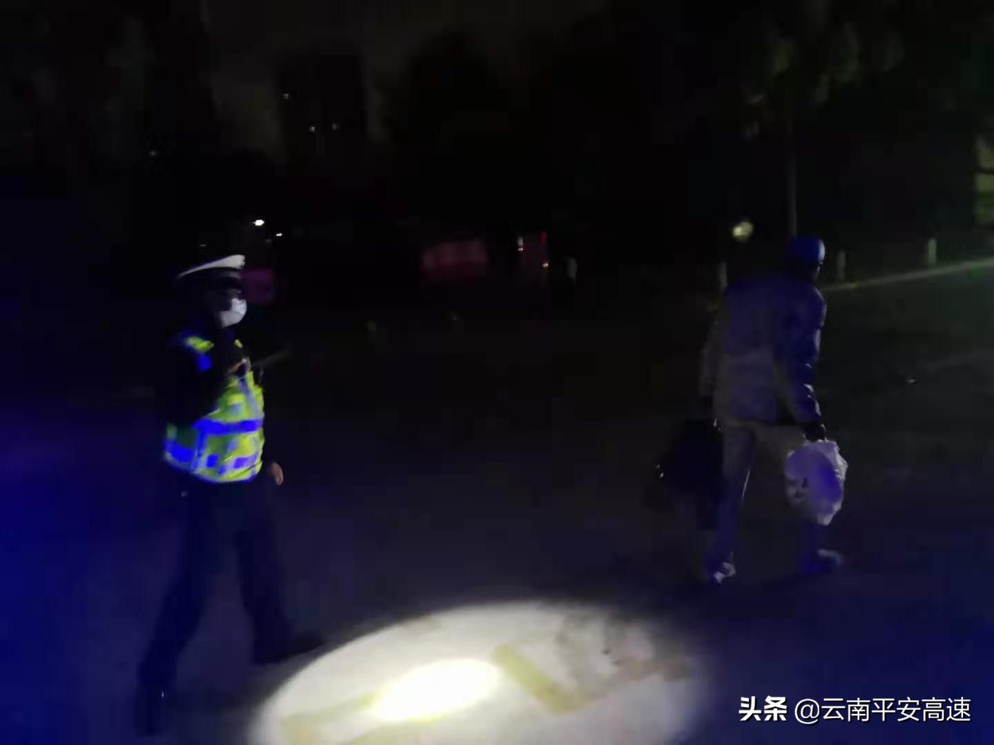 找我们让您放心(我为群众办实事 | 高速交警：“夜黑、路远，送您平安回到家我们就放心啦！”)