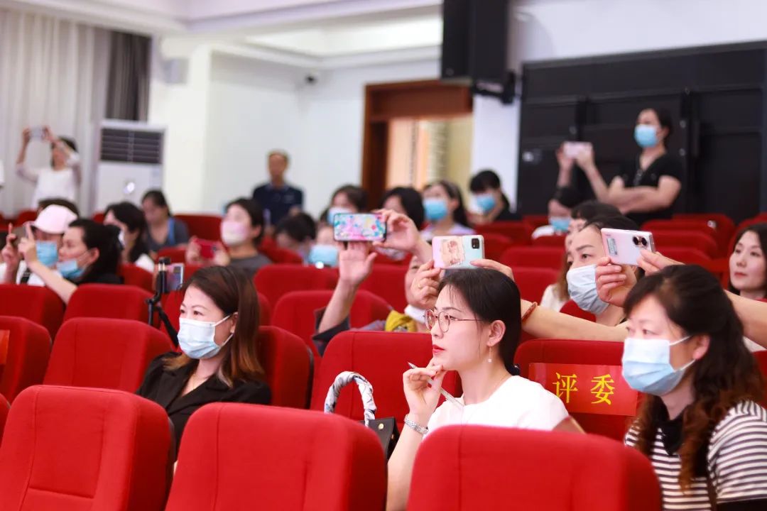 华阳实小举行“童星耀五月·艺术绽花开”群舞比赛（三四年级）