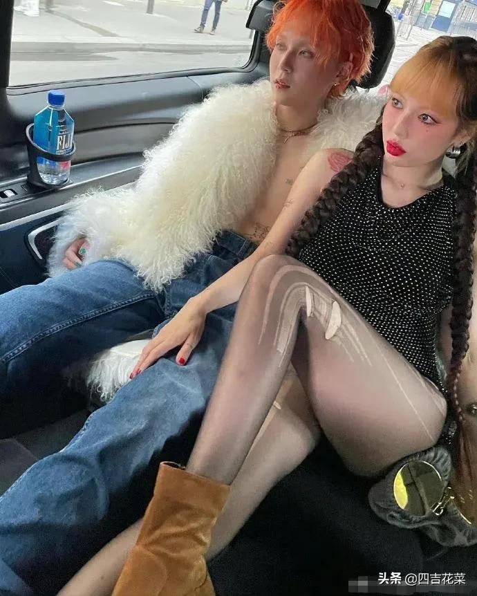 泫雅和男友出席巴黎时装周：一个像夏天，一个像冬天