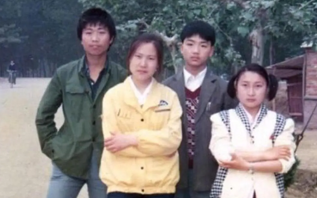 刘强东年轻时的照片，这穿着看了让人心酸，白手起家不容易