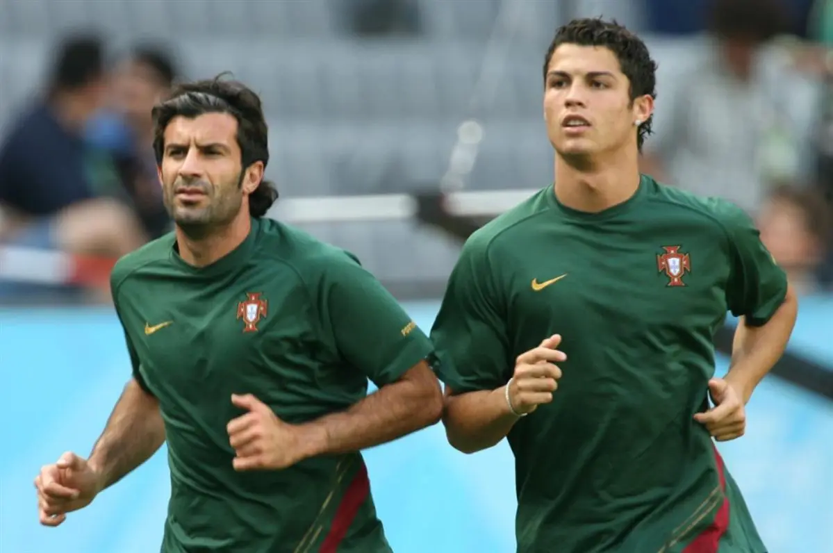 当然,加盟皇马后的菲戈身披10号战袍,依然占据着主力位置,后来还和