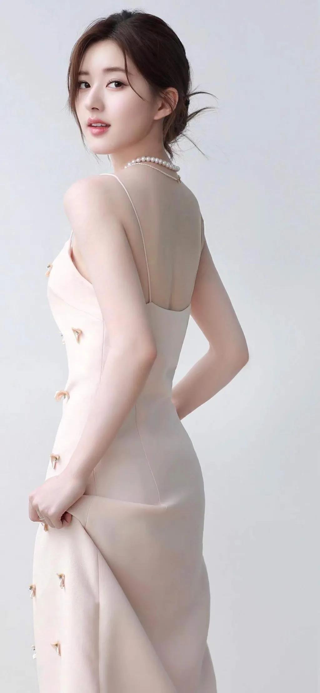 赵露思身穿一身白色珍珠吊带裙，中分盘发造型优雅贵气