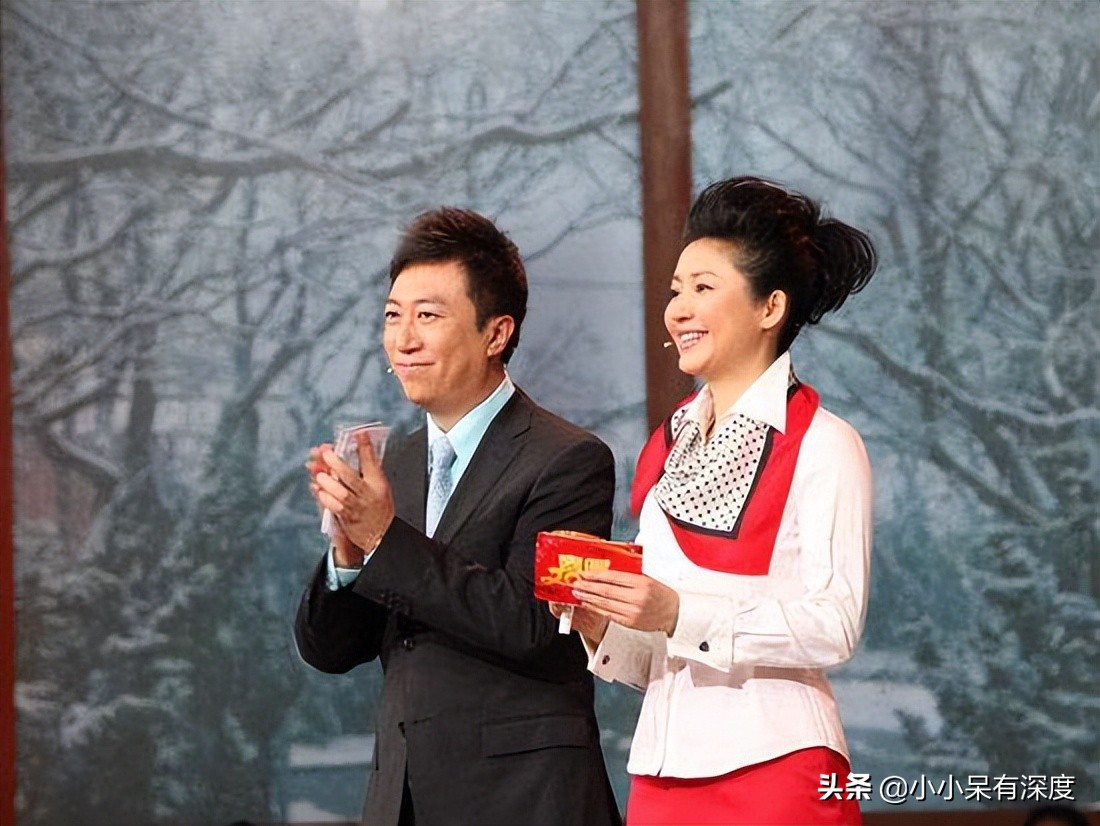 央视主持人陈伟鸿他今年55岁了老婆大人长相优雅端庄十分贤惠