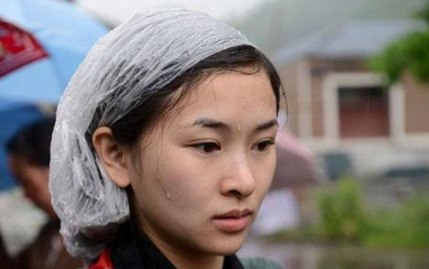 她在地震中失去双腿，6年后嫁华裔高学历老公，儿女双全成功逆袭