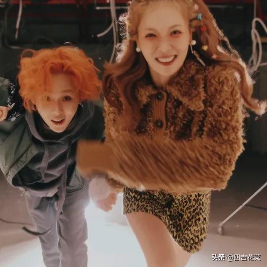 泫雅和男友出席巴黎时装周：一个像夏天，一个像冬天