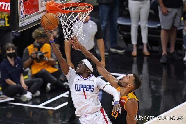 nba為什么內線</h2>

<p>　　聯盟中喜歡錯位打內線的后衛太多了，勇士隊庫里就是其中的高手，還有太陽隊保羅，老鷹的特雷楊，獨行俠的東契奇，其實的加蘭等等，他們并不害怕面對高大的內線，甚至隊友們會通過掩護和跑位給他們制造直接面對對方內線的錯位機會。哪怕是聯盟中最優秀的中鋒，恩比德、約基奇、戈貝爾都被點名軍訓過，尤其是此前人們認為可以無限換防的戈貝爾在去年西部半決賽對陣快船時，被雷吉杰克遜以小打大的打錯位搞得狼狽不堪的時候，我們才發現能無限換防的內線真的太少太少了。</p>

<p>　　<img alt=