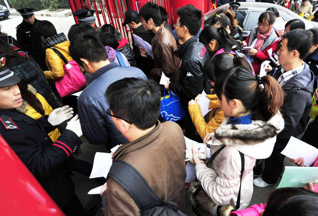 公务员“待遇”再次提高，五大部门统一着装，每人免费发放3套