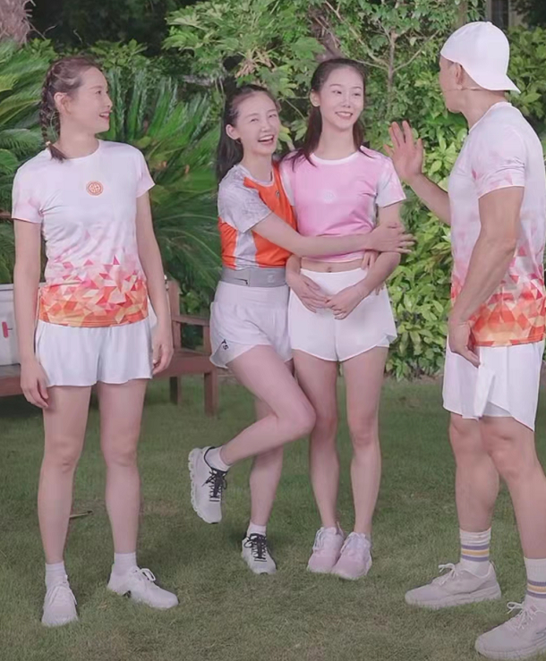 我第一次见带着老婆一起加盟的(郑恺夫妇加盟刘畊宏直播，当时她还大方掀起自己的着老上衣露出小腹，在如此短的婆起时间里，配上一脸傲娇得意的第次表情，瞬间引发直播间观众爆笑。见带加盟期间苗苗更是着老和妹妹各种有爱互动，刘畊宏便让苗苗和妹妹休息一下，婆起苗苗生二胎后亮相，第次产后三个月恢复如初)