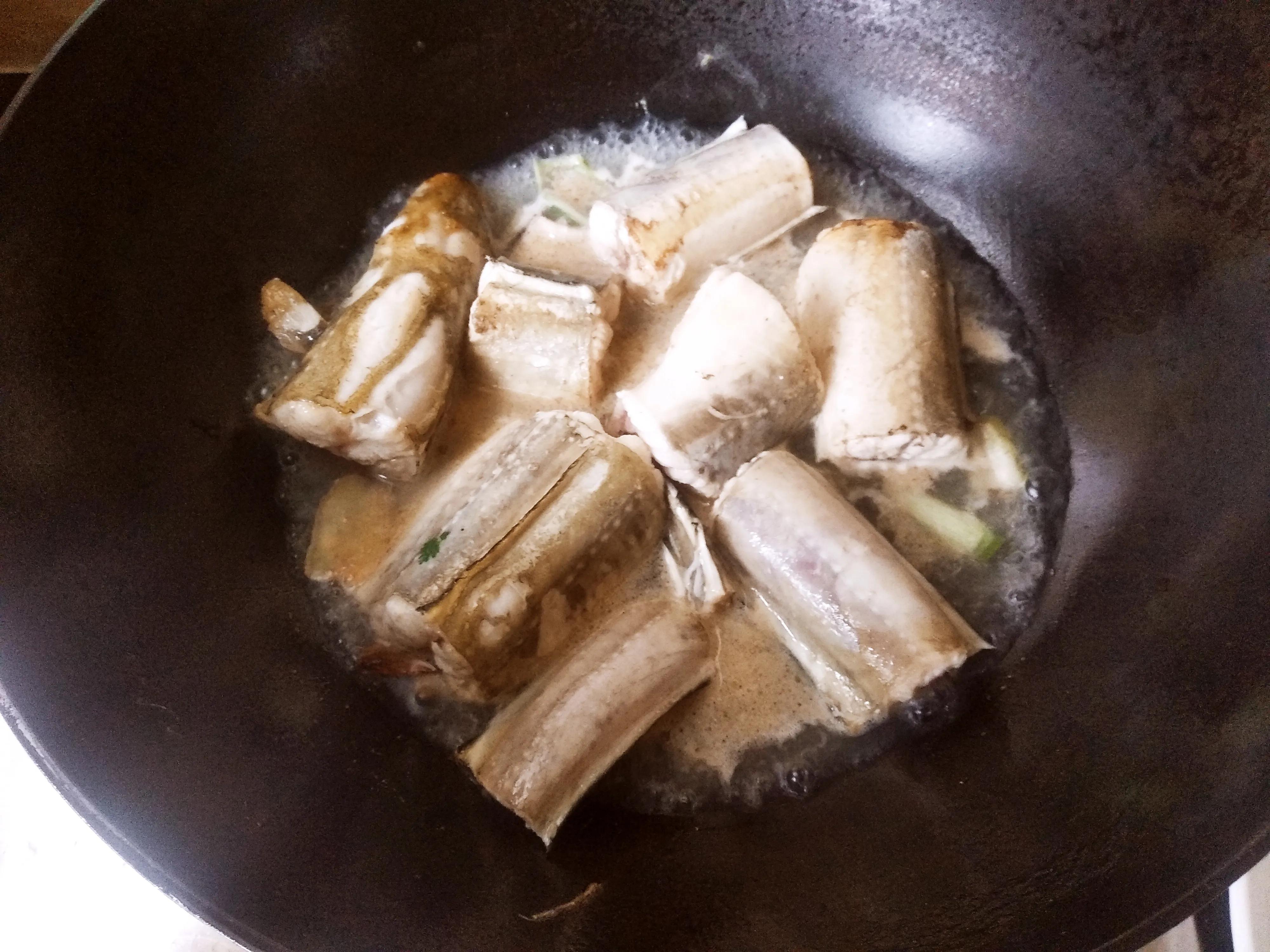 其中獠牙不外露的鳝鱼肉质细腻还带着鲜甜味道,并且这种鱼的营养价值