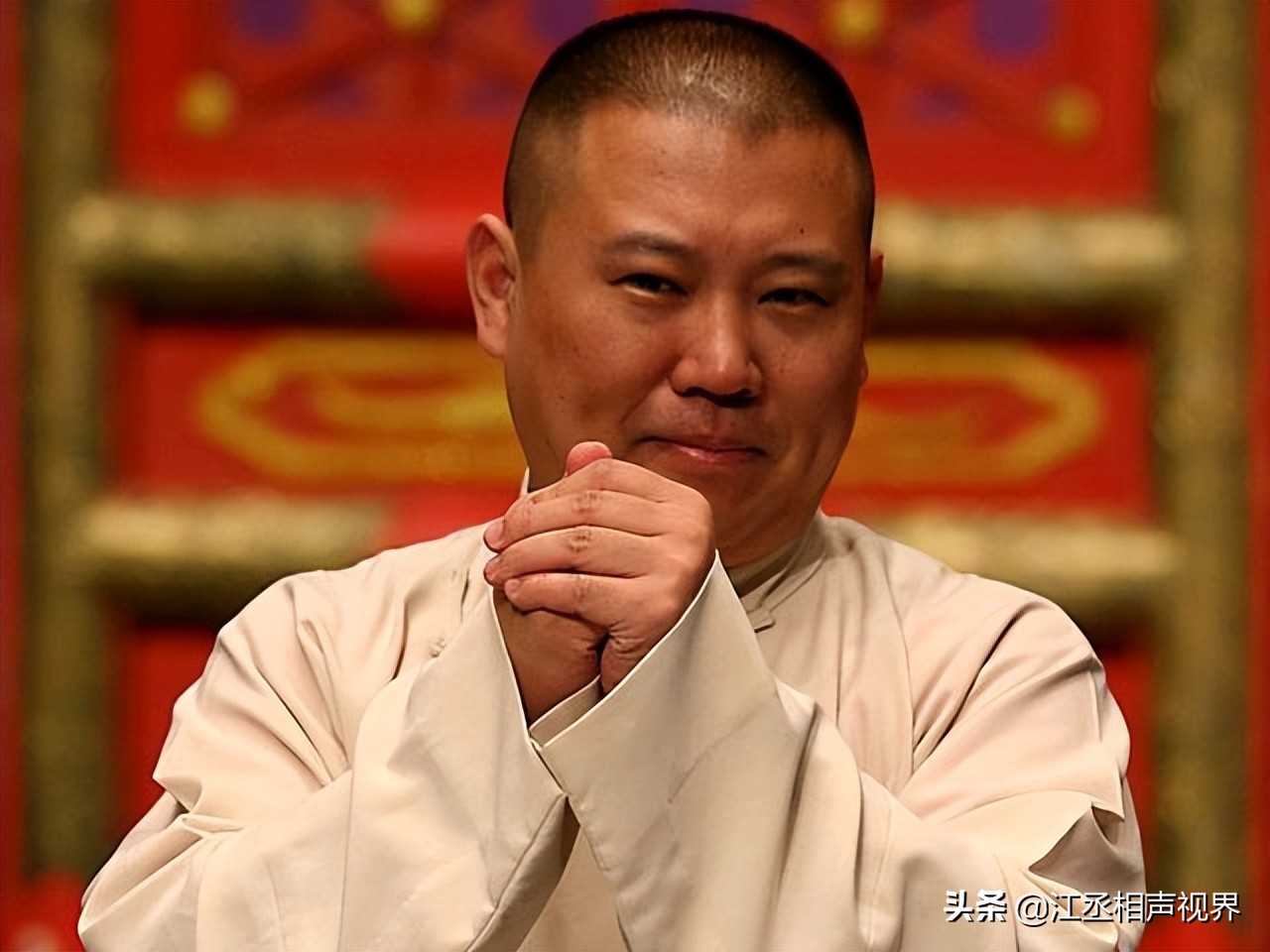 郭德纲说当年给汪洋打电话解释砸挂的事，他说没事，后来接到传票