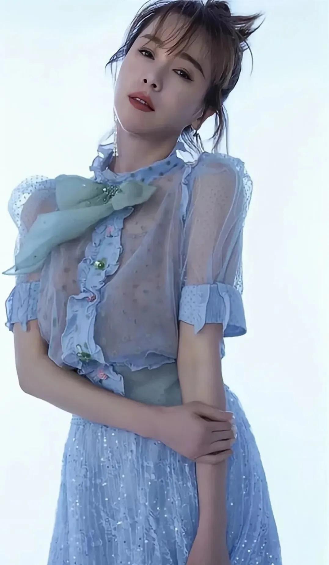 左小青腰肢柔软保养有道，美出高级感