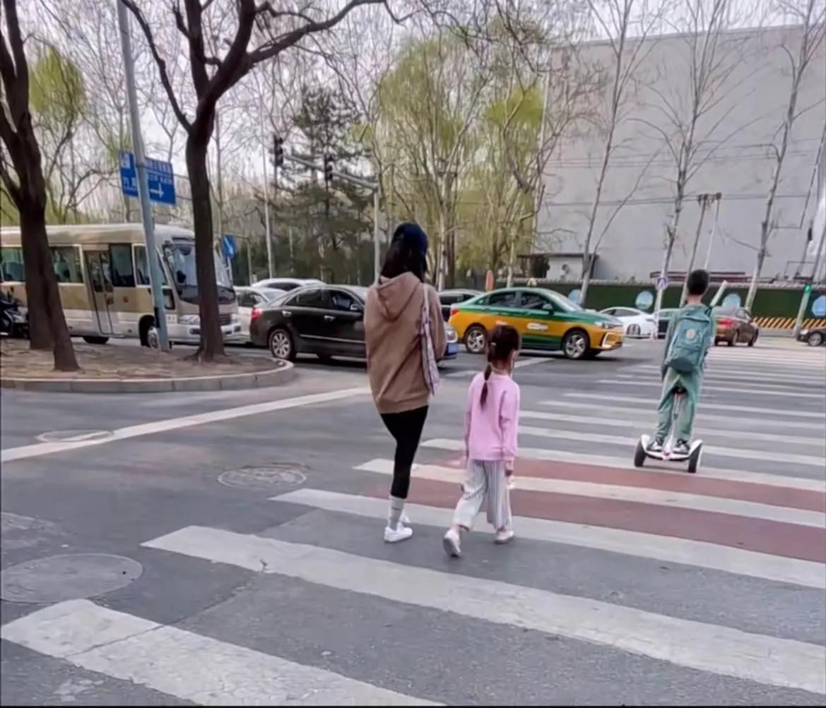 偶遇8岁嗯哼和“妹妹”街头等绿灯，背网球拍骑平衡车少年感满满