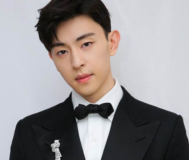 邓伦现身上海处理税务画面曝光，现已乘车离去，粉丝透露他已回家