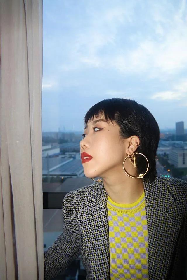 上官喜爱自爆9个月没收入，为什么网友却很难和她产生共情呢？