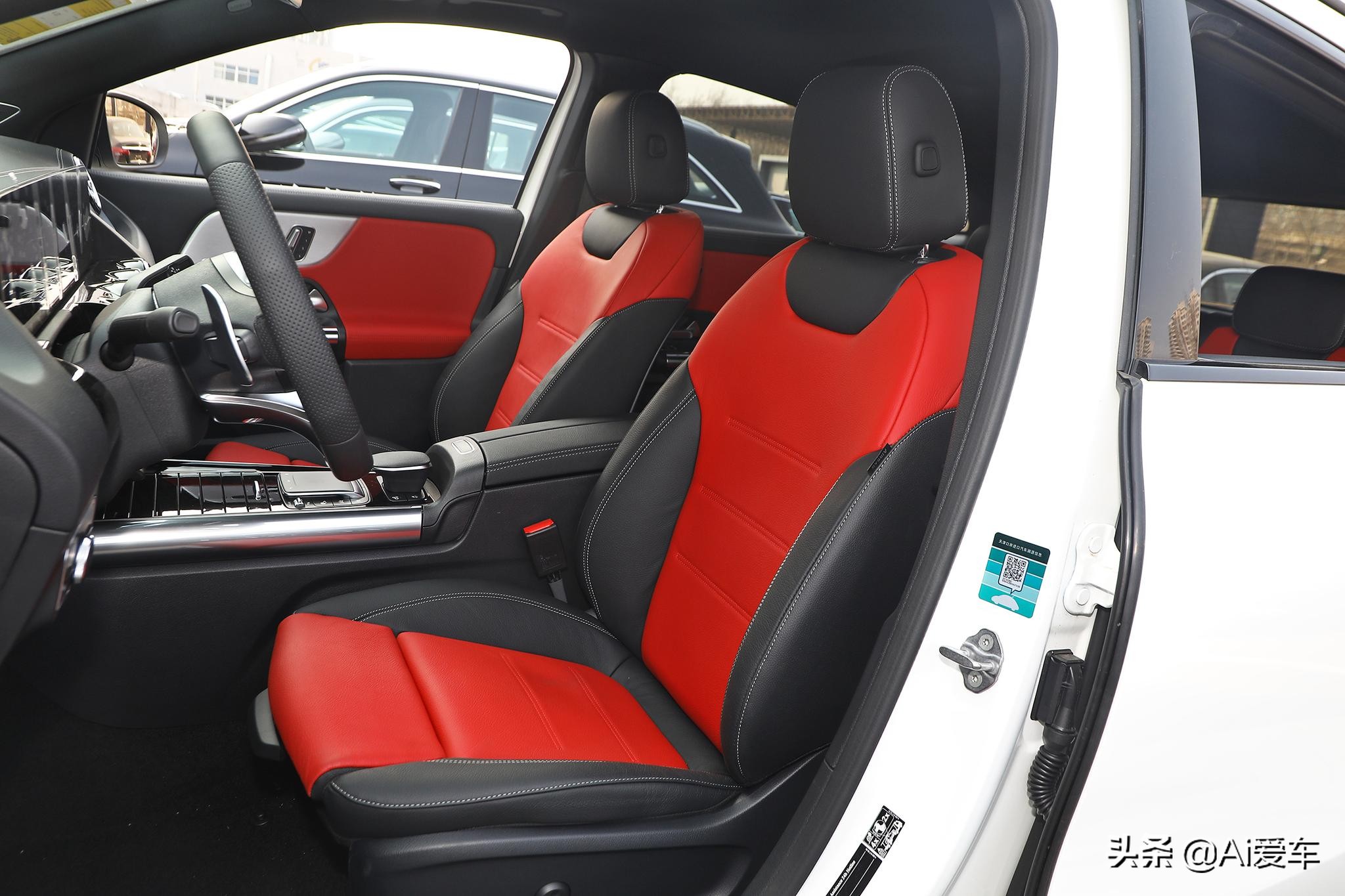 2.0T+306马力，进口豪华性能轿跑，带四驱车价还不错，奔驰GLA AMG