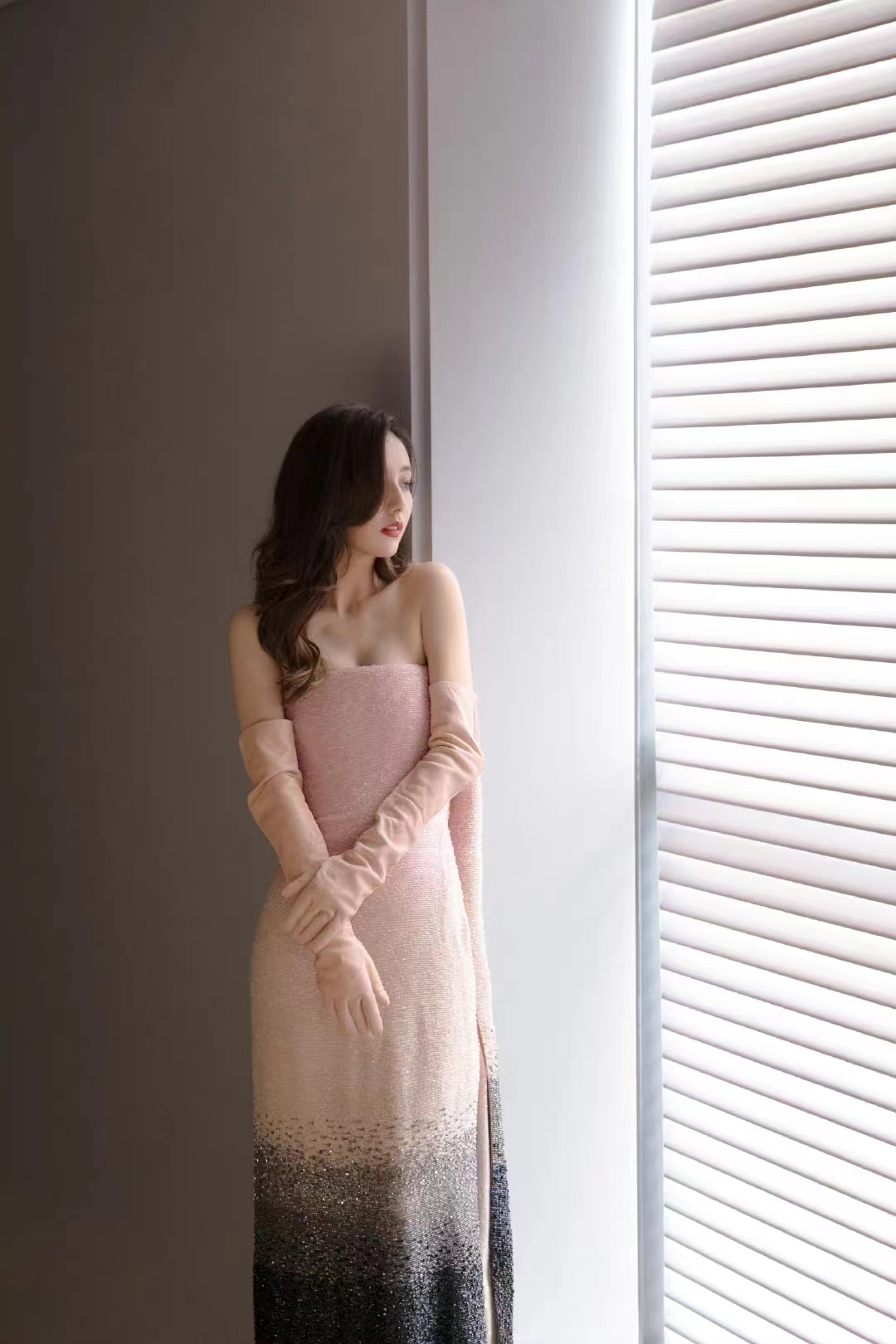 佟丽娅离婚后真潇洒,裹个"浴巾"秀身材,又纯又欲谁不心动?