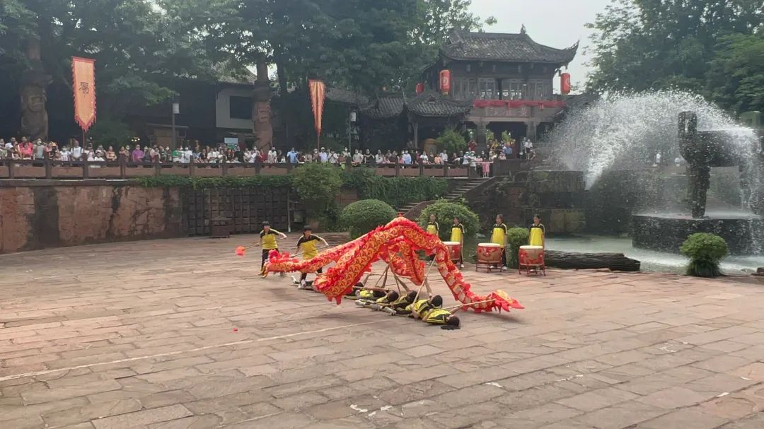浓情端午 鼓乐龙腾——黄龙溪学校小龙队受邀参加景区文化展演活动