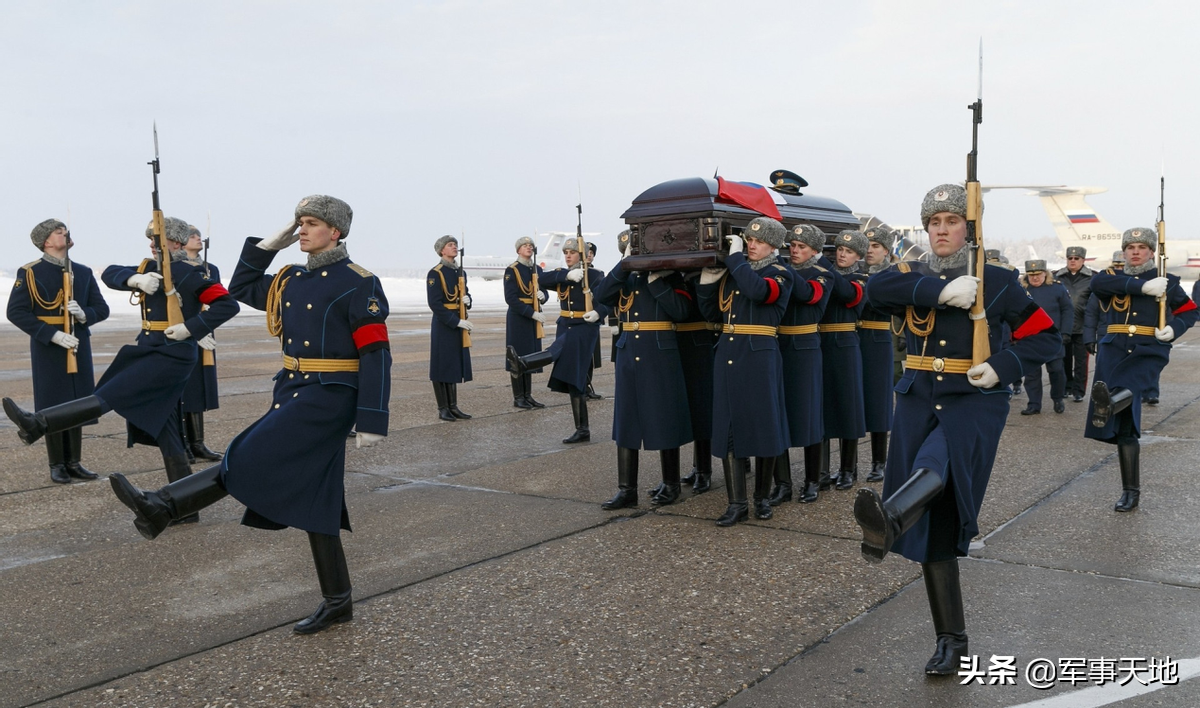 ���Ա���������²������ǰ���ھ����汳����һ������˹��Ӣ�۳���