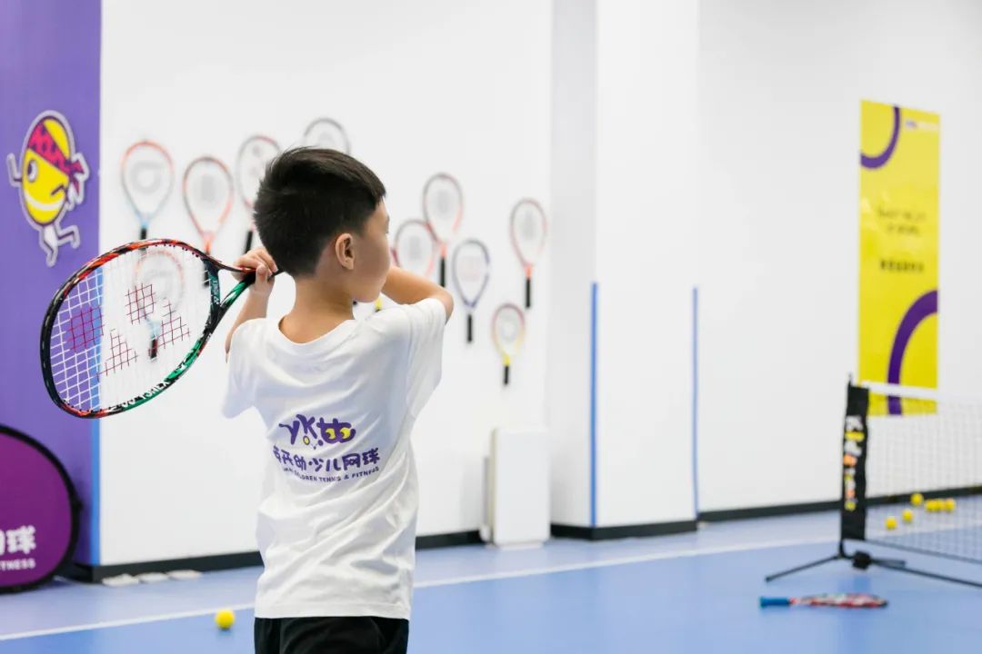 入门经典网球拍（网球小课堂 - 怎么帮孩子选一把合适的网球拍）