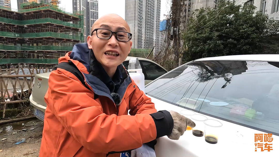发动机机油变黑意味着质量下降，需及时更换以保护引擎。