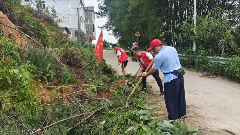 平南县：“志愿红”筑起坚强的“红色堤坝”