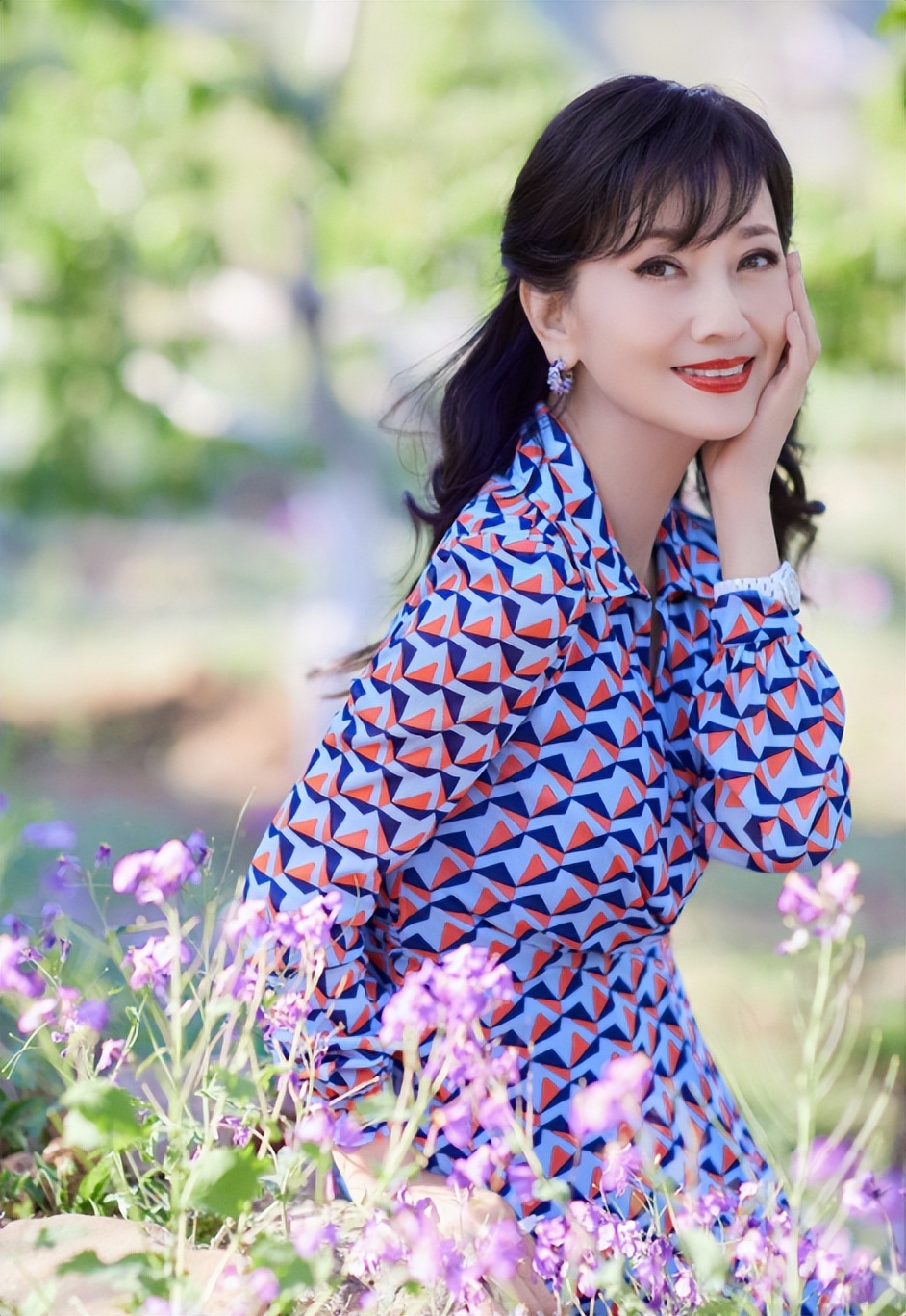 不老女神“赵雅芝”晒近照，身穿碎花裙好似少女，笑起来可真甜