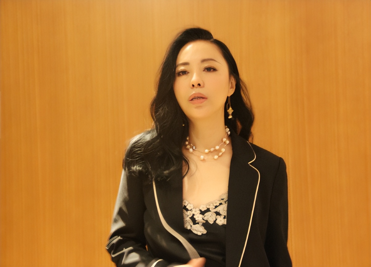 歌手黄绮珊：三婚三离，膝下无儿无女，54岁只有“干儿子”杜海涛