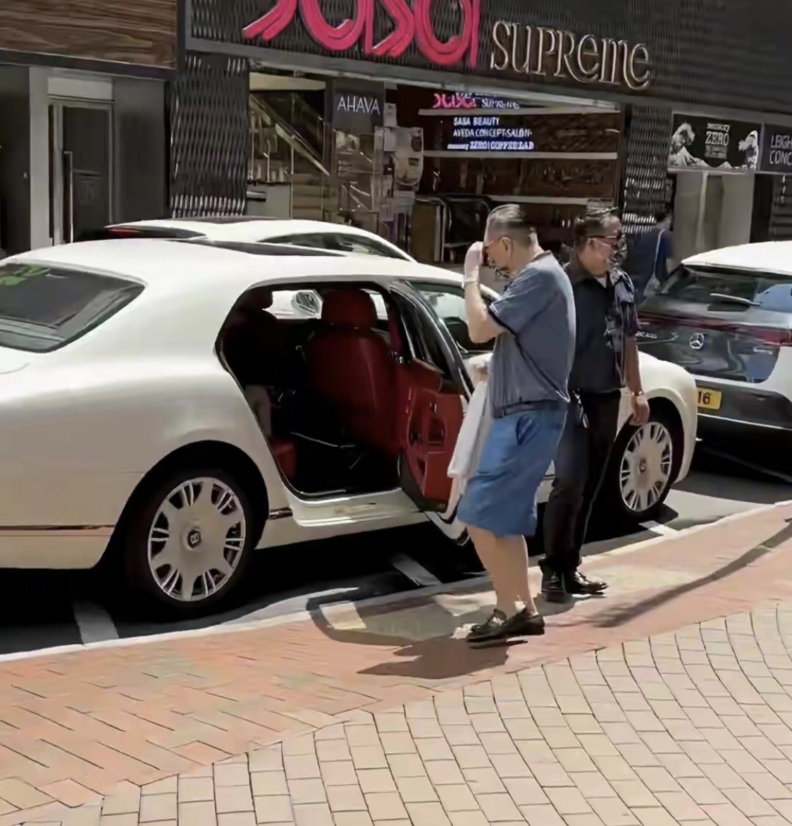 85岁富商赵世曾罕见外出，身边又换新女伴，打扮依然时尚行走自如