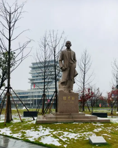 杭师大“马云”雕像被推倒？校方作出回应，和学生不无关系