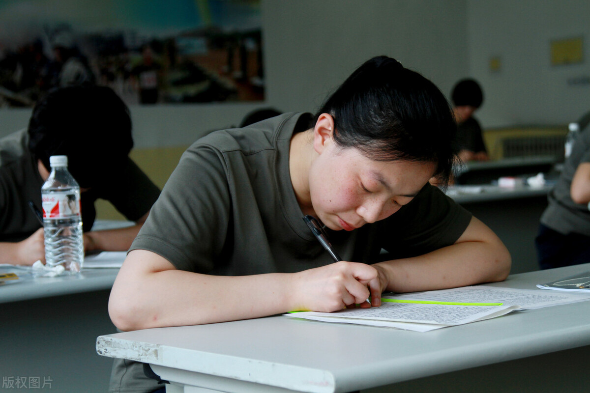 高三学生，成绩过本科线几十分，适合报考军校吗？我建议这样考虑