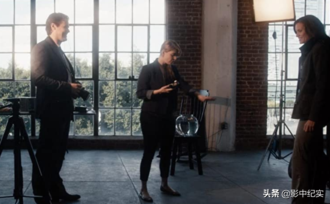 她被下药囚禁到地下室，当众多人性奴，报警后英国警方：你穿多少